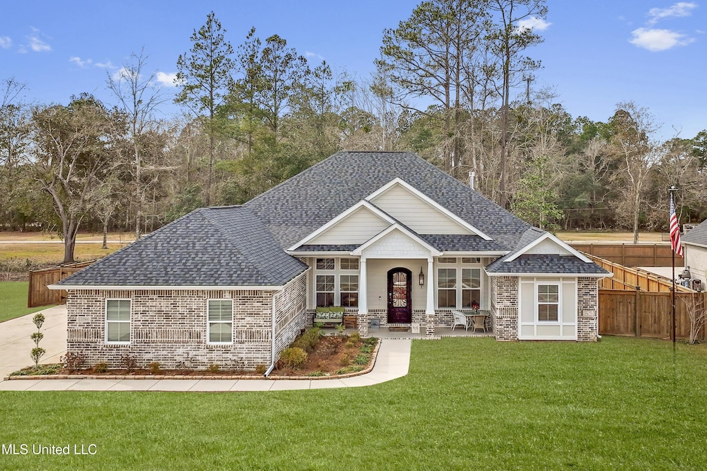 craftsman-style house featuring a front lawn