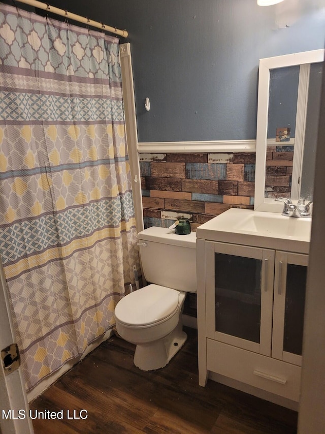 15512 Anderson Dr, Biloxi, MS 39532 - full bath featuring wood finished floors, vanity, wainscoting, and a shower with curtain
