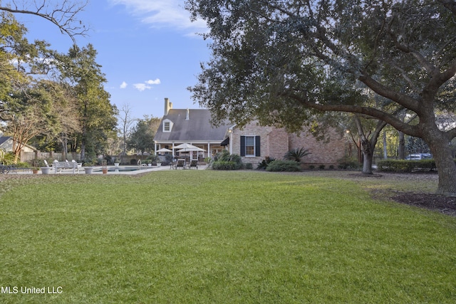 view of front facade with a front yard