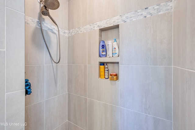 bathroom featuring a tile shower