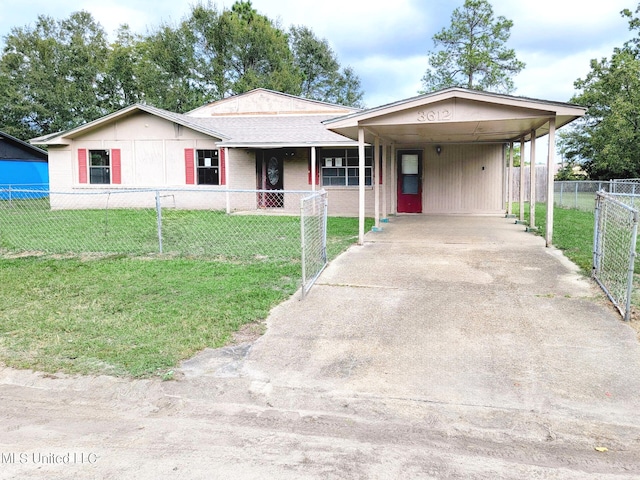 view of front of home featuring a carport and a front lawn