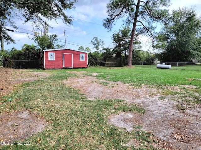 view of yard with a shed