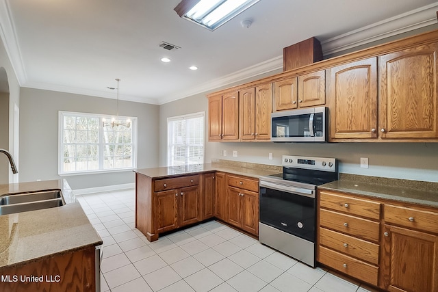 kitchen with stainless steel appliances, crown molding, sink, and kitchen peninsula