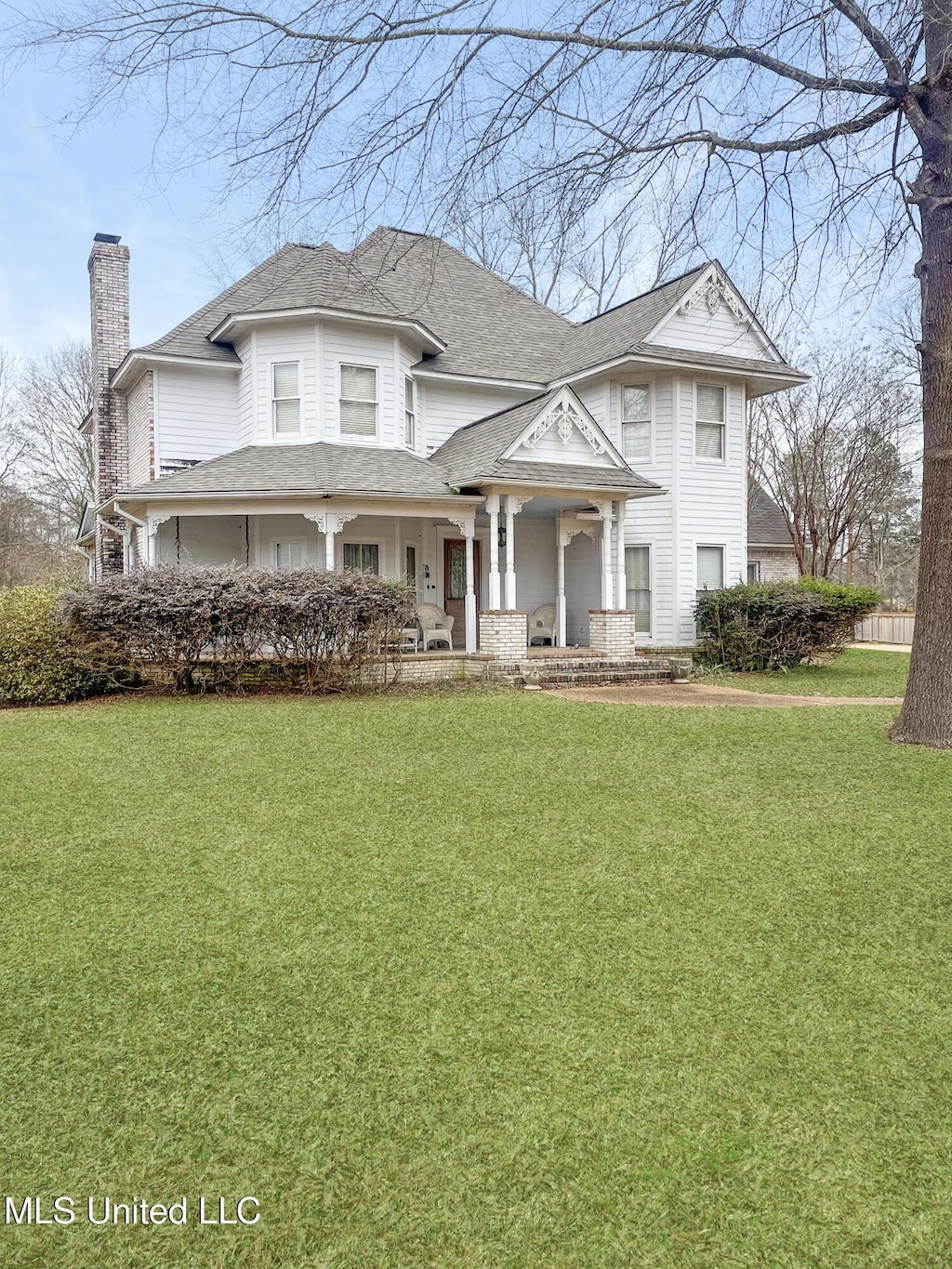 view of front of property featuring a front lawn and covered porch