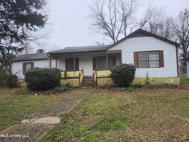 view of front facade featuring a porch and a front yard