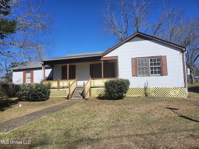 view of front of house featuring a porch and a front yard