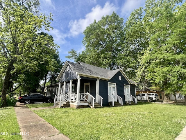 701 Court St, Cleveland, MS 38732 - bungalow-style home featuring a porch, a shingled roof, and a front lawn