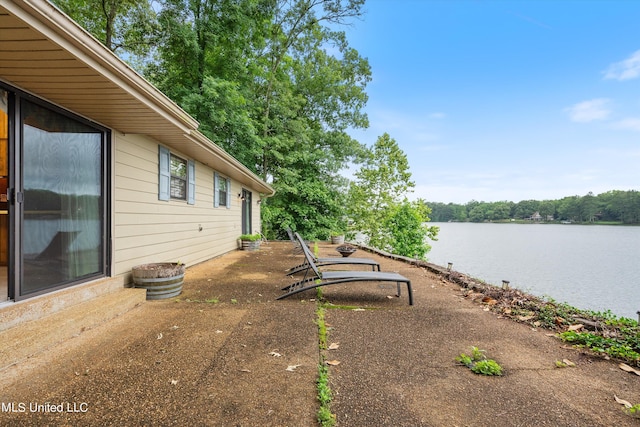 view of yard featuring a water view