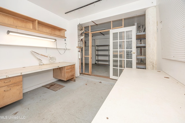 bathroom featuring concrete floors