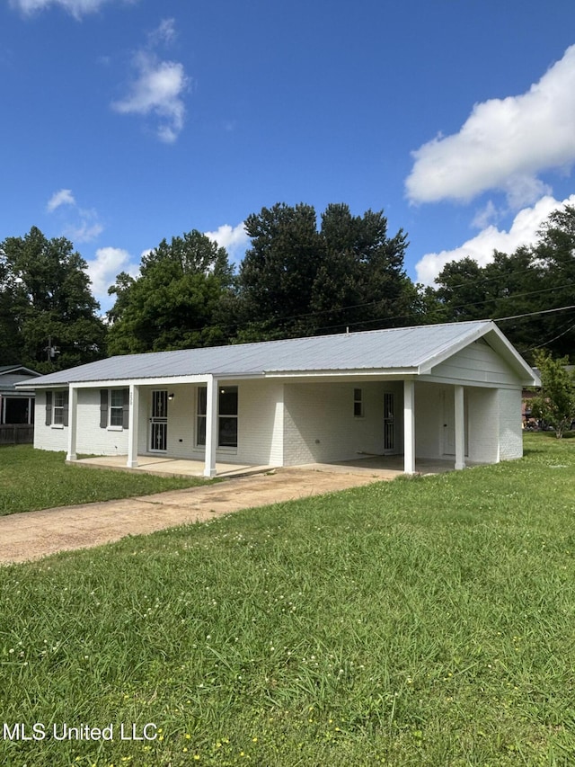 230 Greenbriar Cir, Holly Springs, MS 38635 - view of front of house with a carport, a front yard, and a patio area