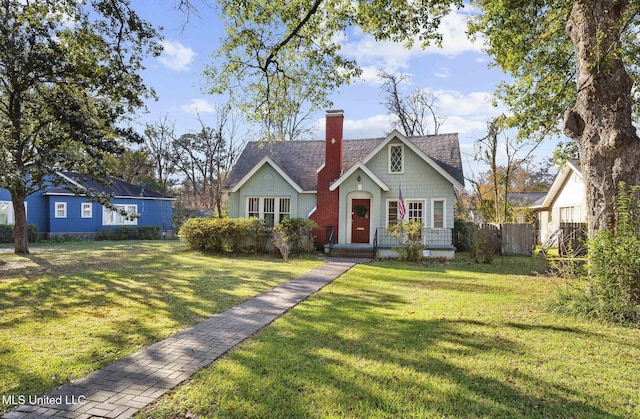 view of front facade featuring a front yard