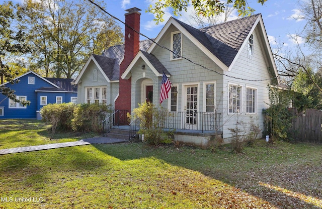 view of front of home featuring a front lawn