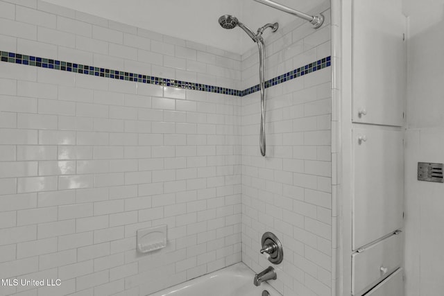 bathroom with tiled shower / bath