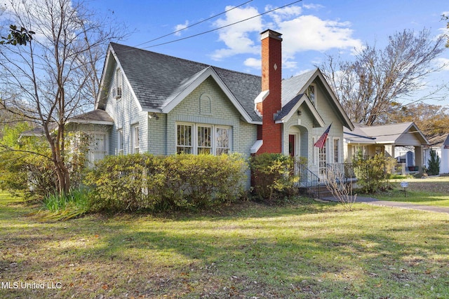 view of front facade featuring a front lawn and a garage