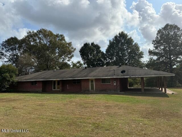 view of front of house with a front lawn and a carport