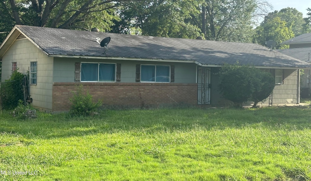 view of front of property featuring a front lawn