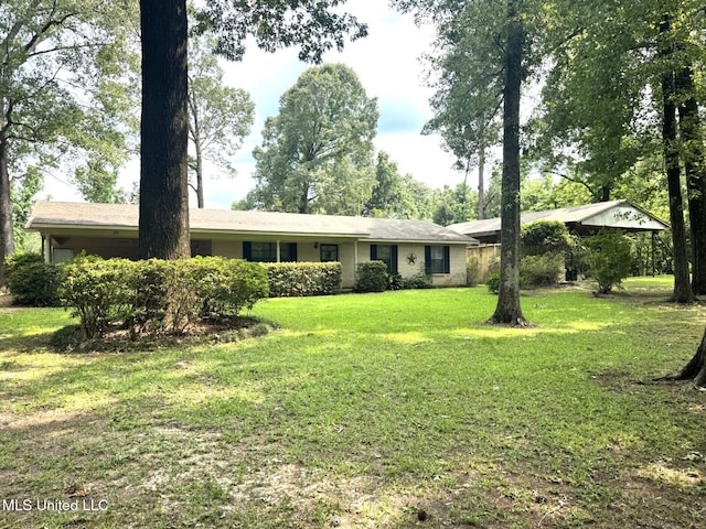 25 Cloverdale Rd, Natchez, MS 39120 - ranch-style home featuring a front lawn