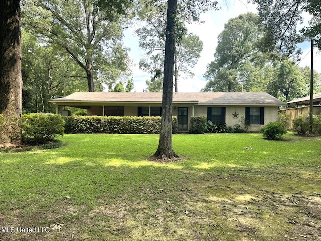 25 Cloverdale Rd, Natchez, MS 39120 - ranch-style house with a front yard and brick siding