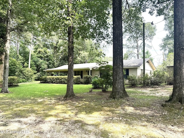 25 Cloverdale Rd, Natchez, MS 39120 - view of front of property with a front lawn