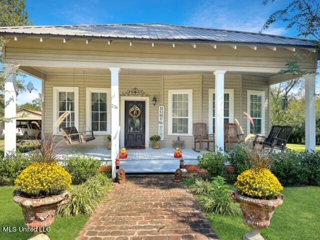 entrance to property featuring a porch