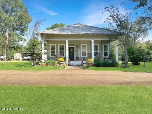 view of front of property with a porch and a front lawn