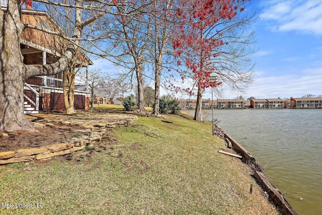 view of yard featuring a water view