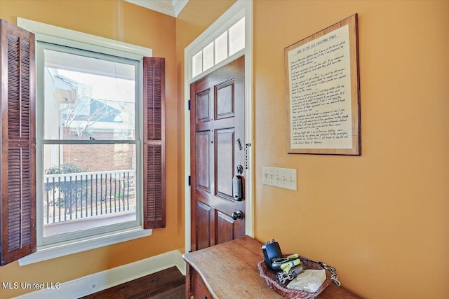 foyer entrance featuring baseboards and ornamental molding