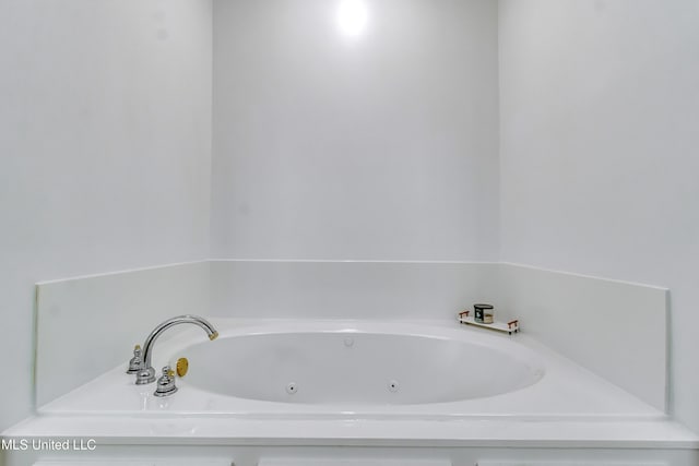 1025 Monet Cv, Brandon, MS 39047 - full bath featuring a tub with jets