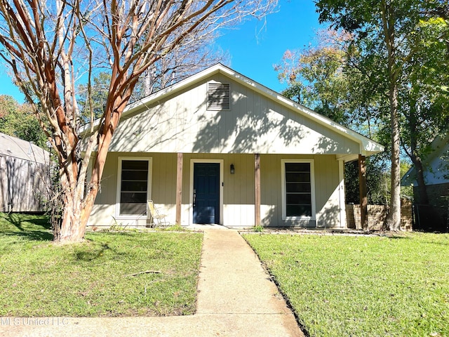view of front of property featuring a front yard and covered porch
