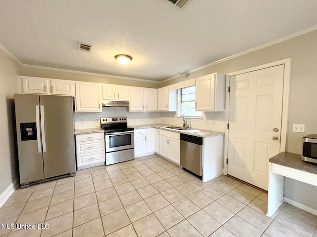 kitchen featuring stainless steel appliances, under cabinet range hood, a sink, crown molding, and white cabinetry