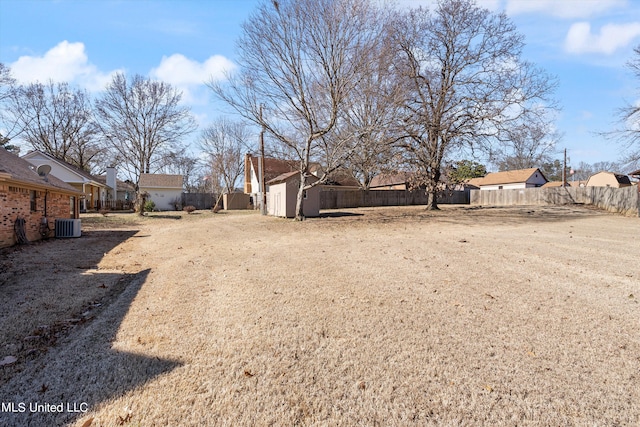 view of yard with a storage unit