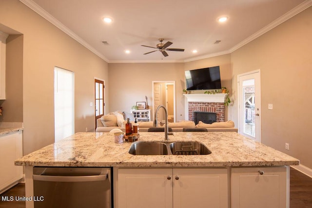 kitchen featuring open floor plan, an island with sink, ceiling fan, a sink, and dishwasher