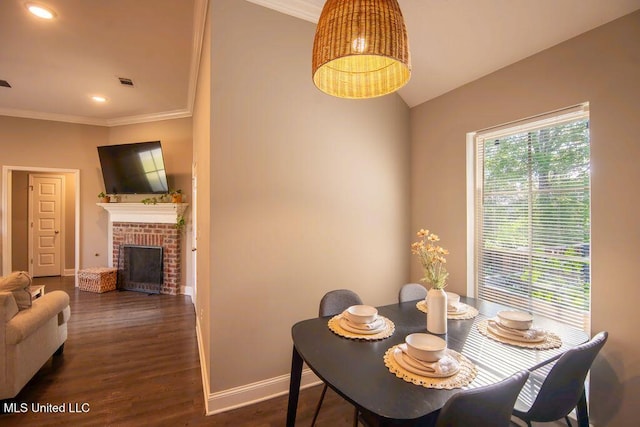dining area featuring crown molding, baseboards, dark wood-style flooring, and visible vents