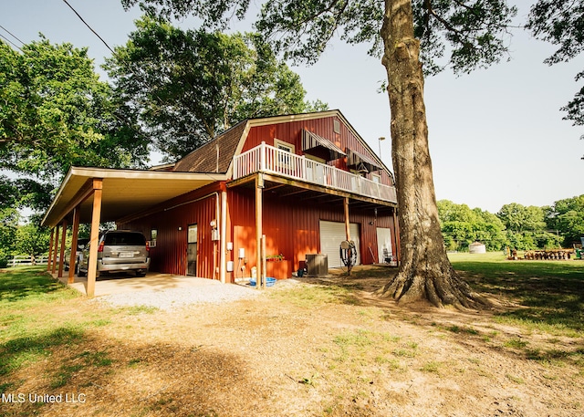 103 Hidden Lake Rd, Flora, MS 39071 - view of front of house featuring dirt driveway, a gambrel roof, a front yard, and a wooden deck