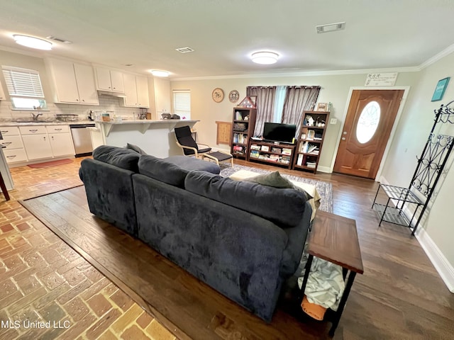 living area with crown molding and baseboards