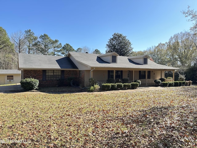 ranch-style home featuring a front lawn