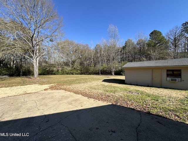 view of yard featuring an outbuilding