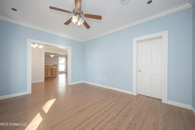 unfurnished room featuring light wood-style floors, baseboards, ornamental molding, and ceiling fan