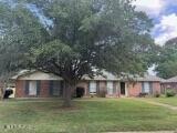 view of front of property featuring a front lawn