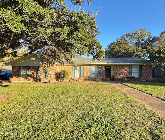 ranch-style house featuring a front lawn and brick siding