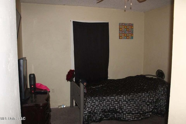 bedroom featuring carpet flooring, a textured ceiling, and ceiling fan