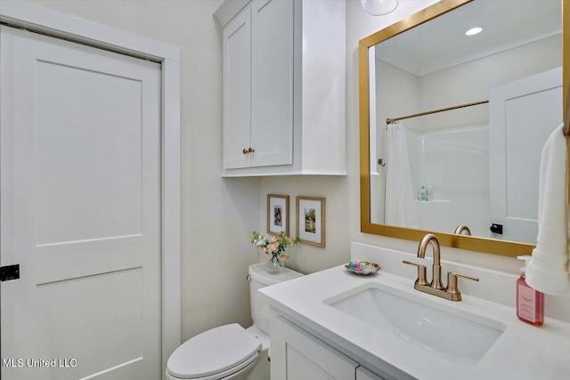 full bathroom featuring toilet, curtained shower, recessed lighting, and vanity