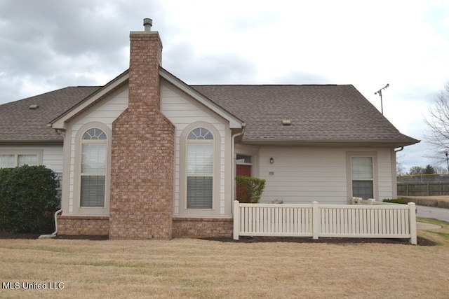 view of front of property with a front yard