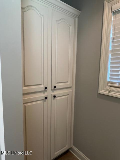 104 Blackstone Cir, Brandon, MS 39047 - detailed view of baseboards