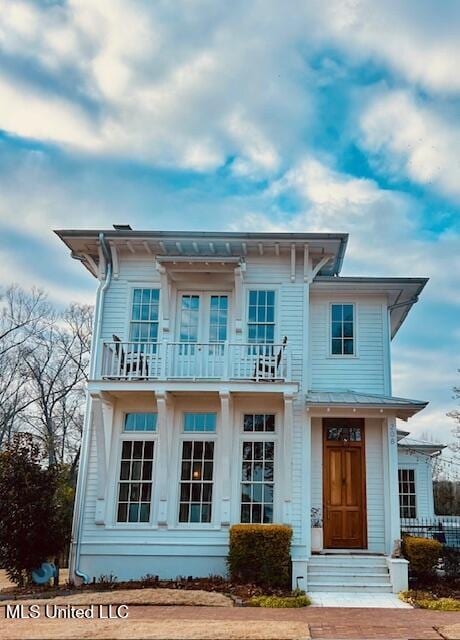 italianate-style house featuring a balcony