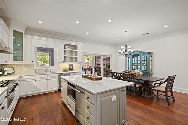 2003 Canterbury Pl W, Brandon, MS 39042 - kitchen featuring a chandelier, a sink, a kitchen island, dark wood-type flooring, and white cabinetry