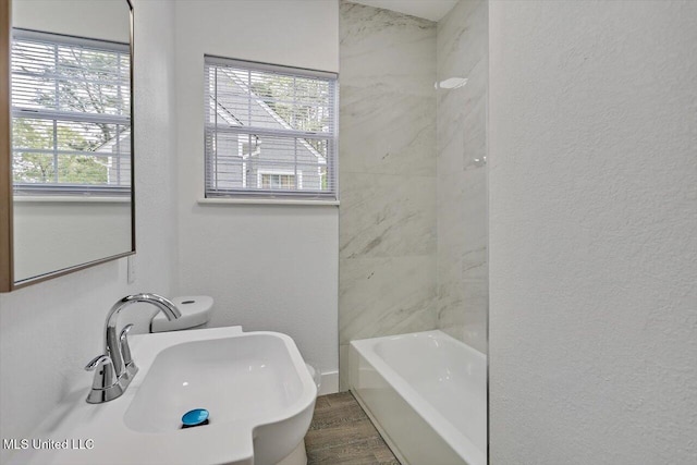 4560 Meadowridge Dr, Jackson, MS 39206 - full bath featuring a textured wall and a sink