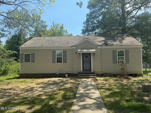 view of front of home featuring a front yard