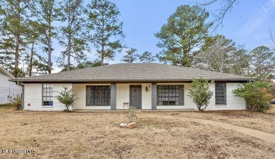 ranch-style house featuring a front yard