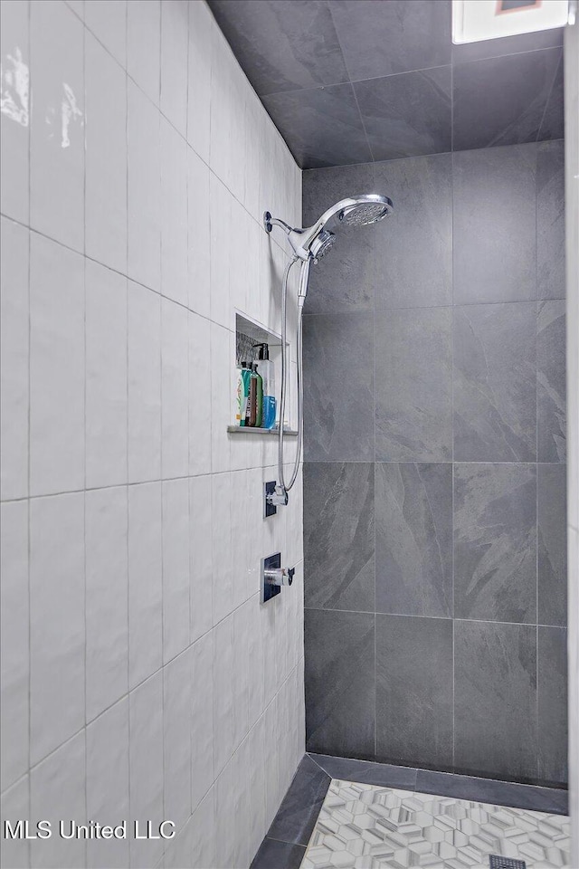 bathroom featuring tiled shower